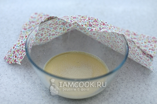 Всыпать дрожжи в теплое молоко