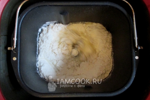 Положить ингредиенты для теста в хлебопечку