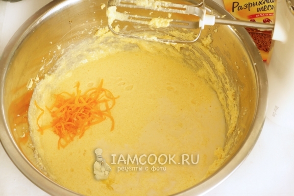 Добавить молоко, сок и цедру