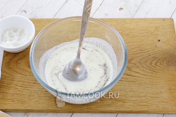 Соединить сметану с водой, солью и перцем