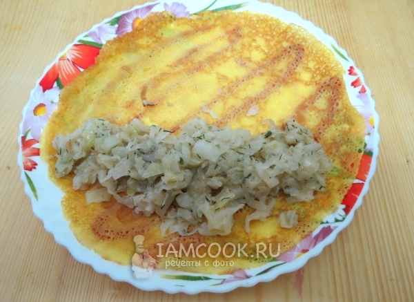 Положить на блин начинку