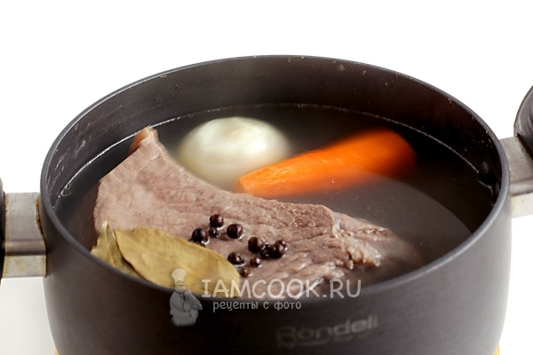 Добавить перец и лавровый лист