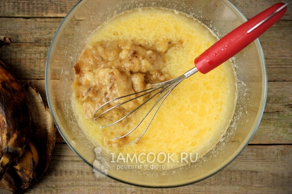 Добавить банановое пюре