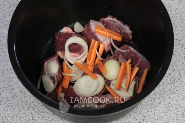 Положить лук и морковь