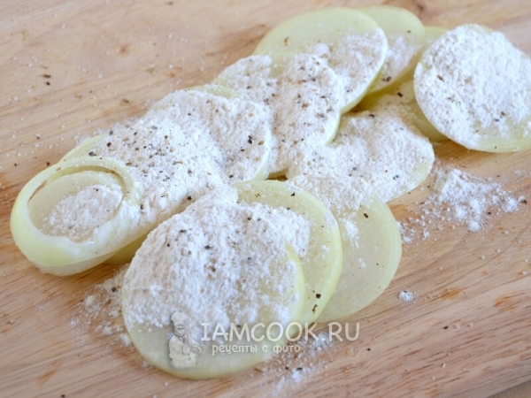 Присыпать лук мукой с солью и перцем