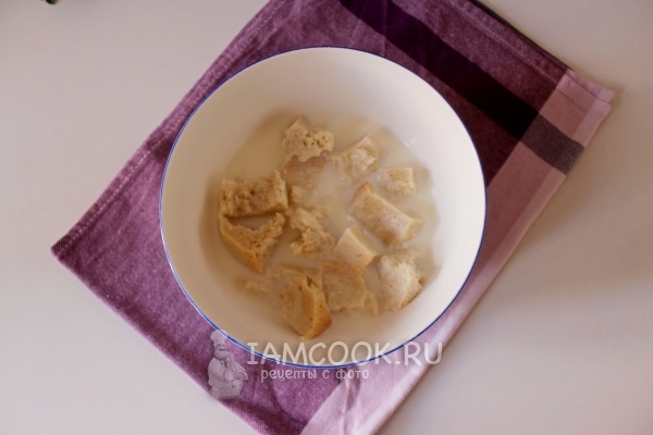 Хлеб положить в сливки