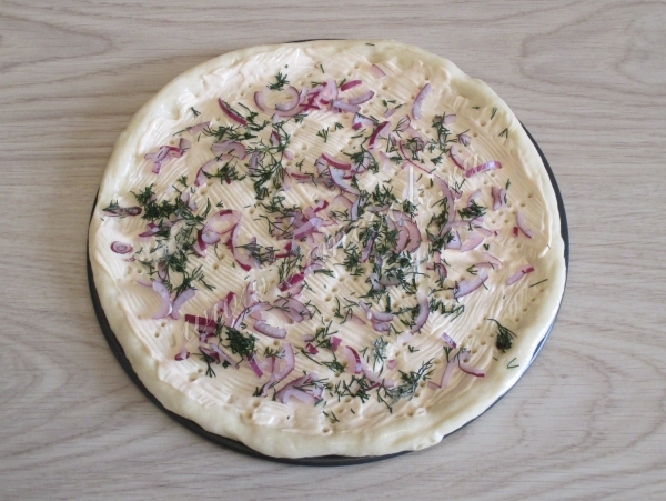 Выложить лук и зелень на пиццу