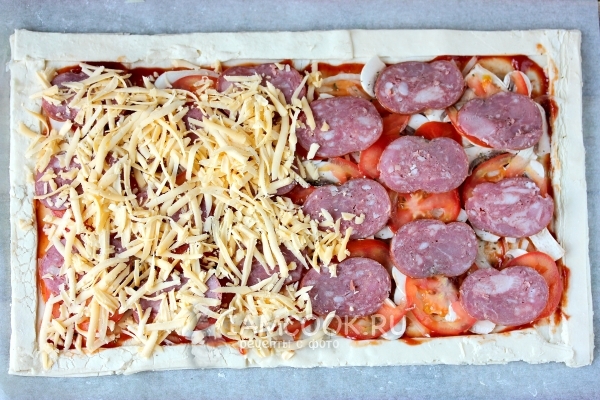 Выложить колбасу и сыр