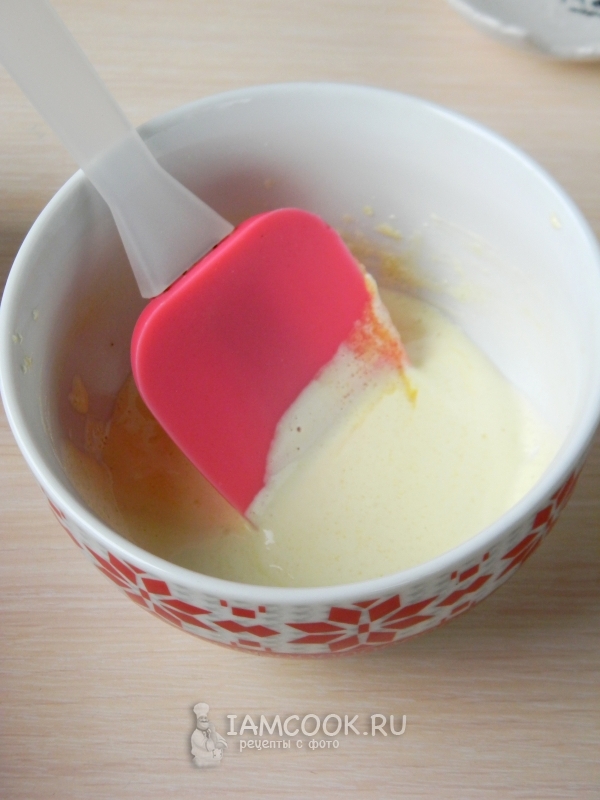 Взбить желтки с сахаром