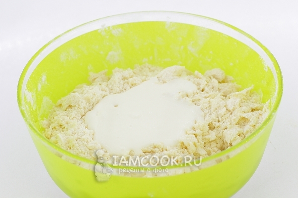 Положить сметану