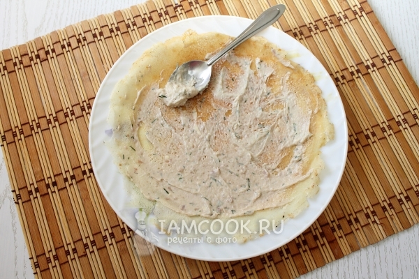 Смазать блин селедочным маслом