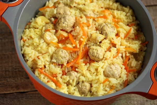 Фото плова с куриными фрикадельками