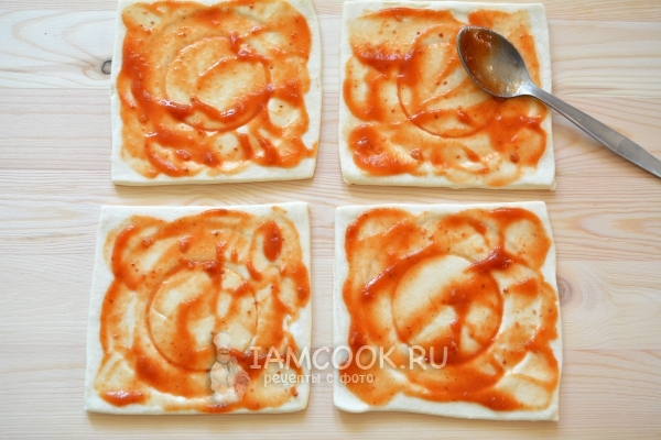 Смазать слоеное тесто