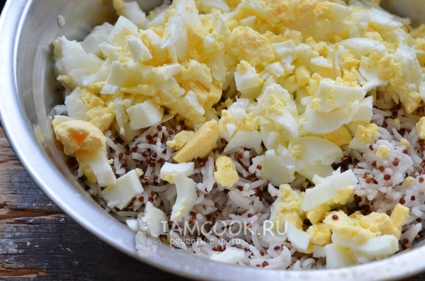 Соединить яйца с крупой