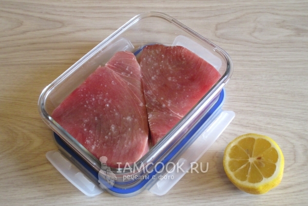 Рыбу посолить и полить лимонным соком