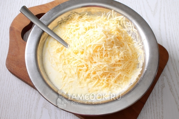 Соединить яйца, сметану и сыр