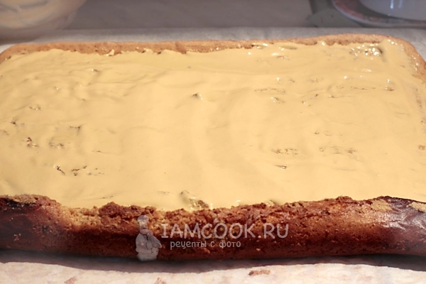 Смазать рулет кремом