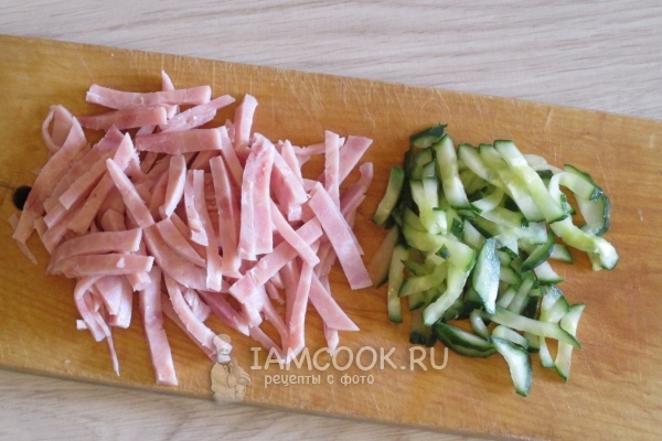 Порезать огурец и колбасу