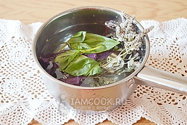 Положить травы в воду