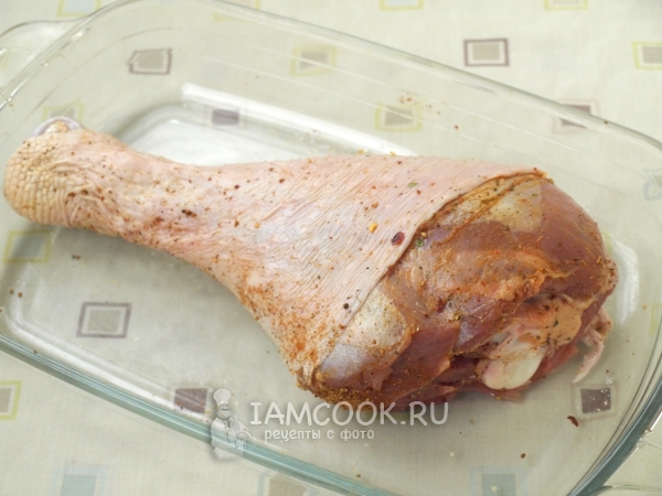 Натереть голень специями