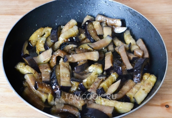 Обжарить баклажаны