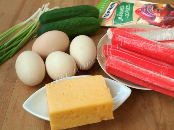 Ингредиенты для салата с крабовыми палочками и огурцом