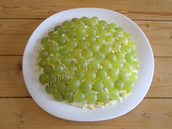 Украшаем салат Тифани виноградом