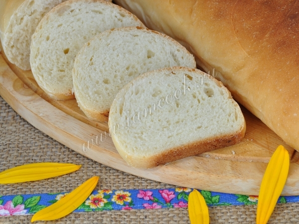 Белый хлеб батон на сухом молоке, фото