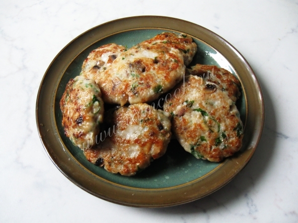 Котлеты из рыбы с сыром и грибами