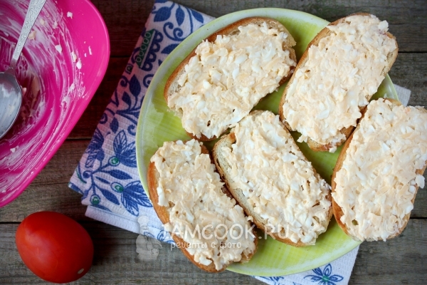 Смазать батон сыром с яйцом