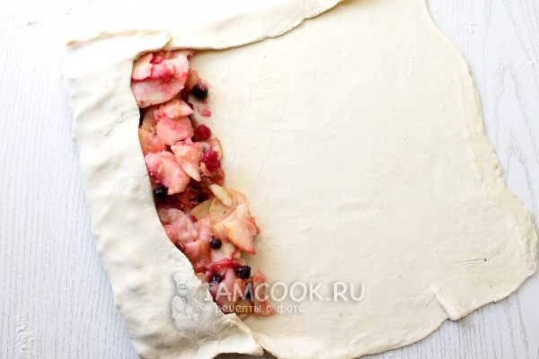 Края теста завернуть