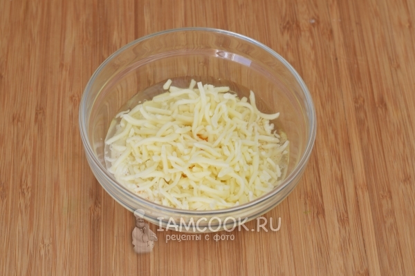 Положить натертый сыр