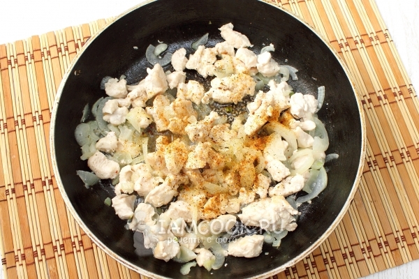 Поджарить лук с курицей