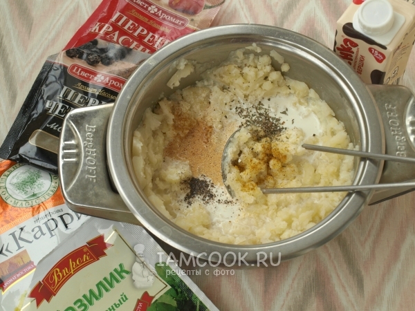 Налить сливки и положить специи