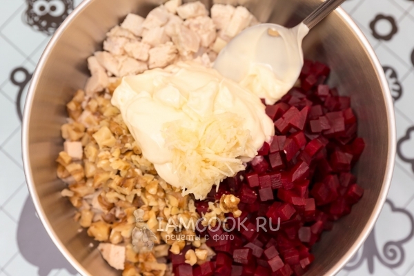 Положить майонез и чеснок