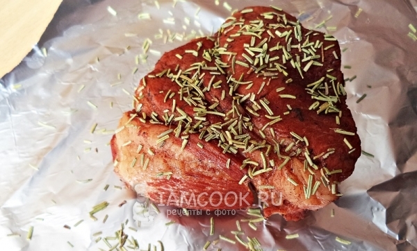 Посыпать мясо розмарином