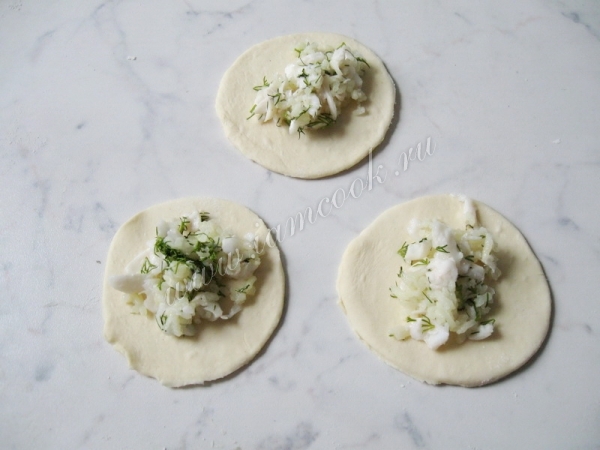 Выложить на кружки начинку