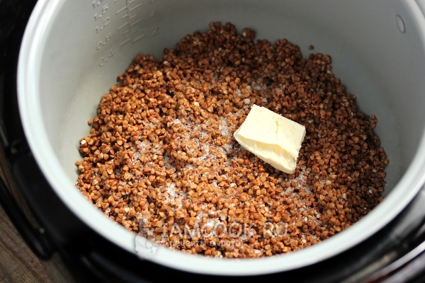 Добавить специи и масло