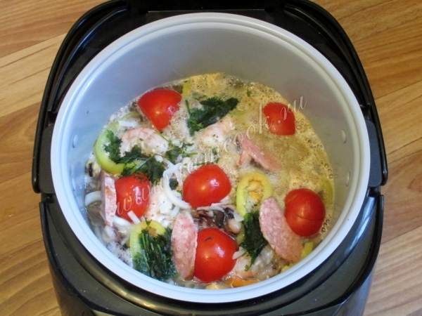 Влить воду, добавить зелень и колбаски