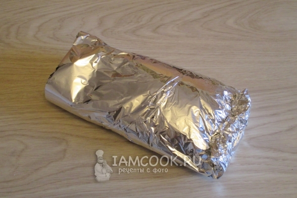Завернуть мясо в фольгу