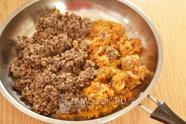 Обжарить грибы с луком и морковью