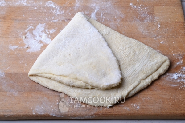 Сложить тесто пополам