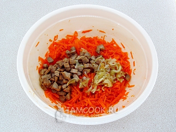 Соединить лук, морковь и мясо
