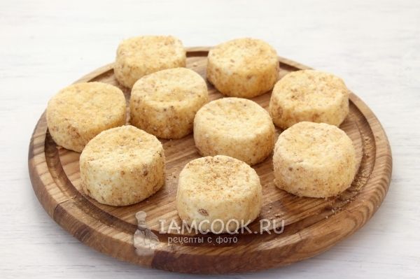 Обвалять в сухарях все сырники