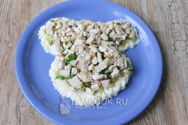 Положить слой мяса