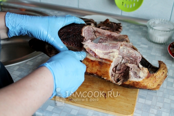 Нарезать мясо гуся