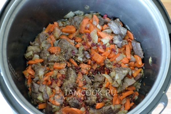 Всыпать специи к овощам и мясу