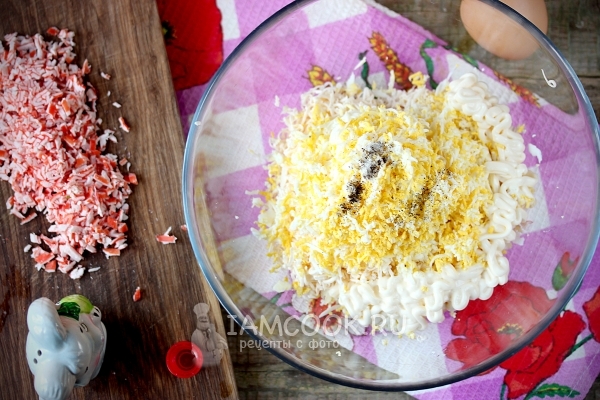 Добавить тертые яйца, майонез, соль и перец