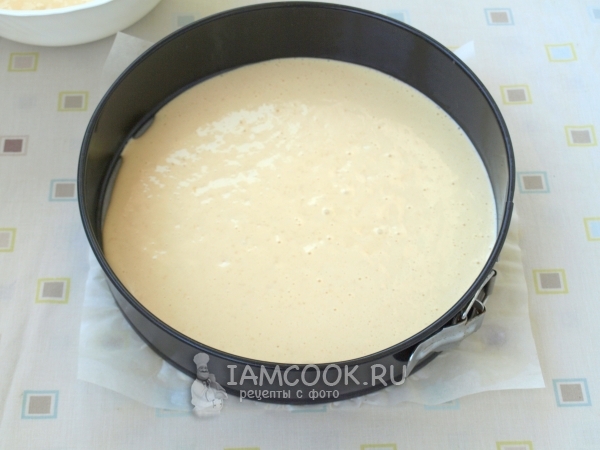 Переложить тесто в форму