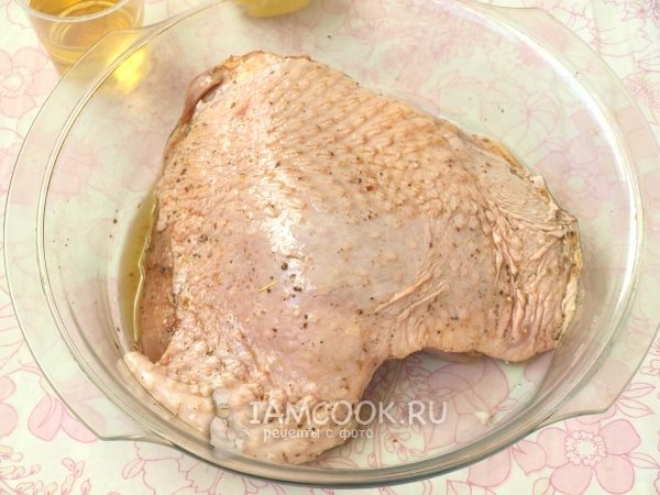 Положить индейку в форму с маслом